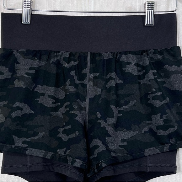 Fabletics Olesia Camo Gym Workout Athletic Double Shorts Sz S - Picture 3 of 10